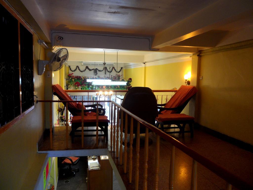 Home Hug Hostel (Adults Only) Bangkok Esterno foto