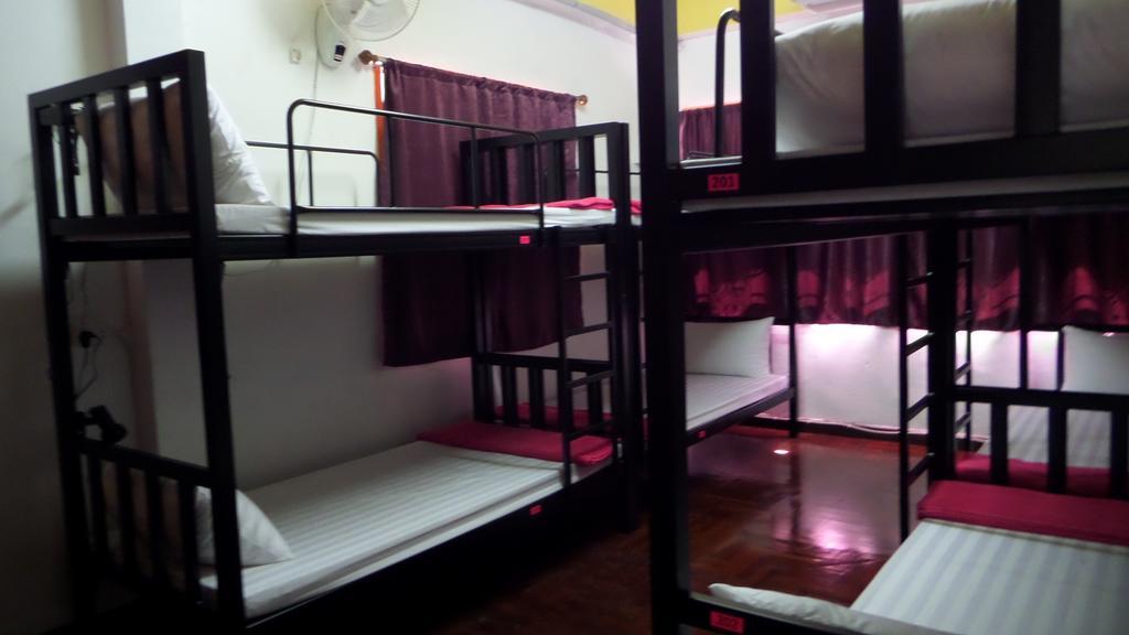 Home Hug Hostel (Adults Only) Bangkok Esterno foto