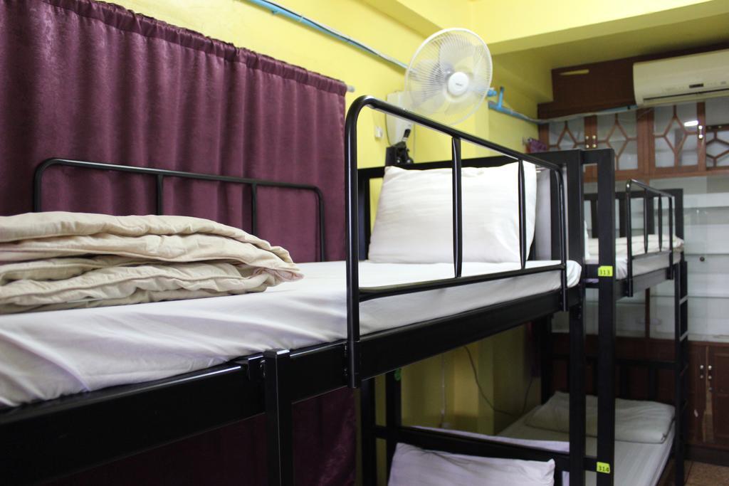 Home Hug Hostel (Adults Only) Bangkok Esterno foto