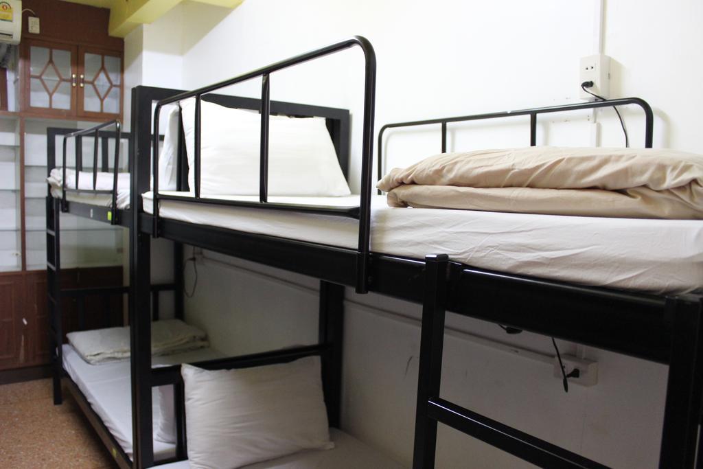 Home Hug Hostel (Adults Only) Bangkok Esterno foto