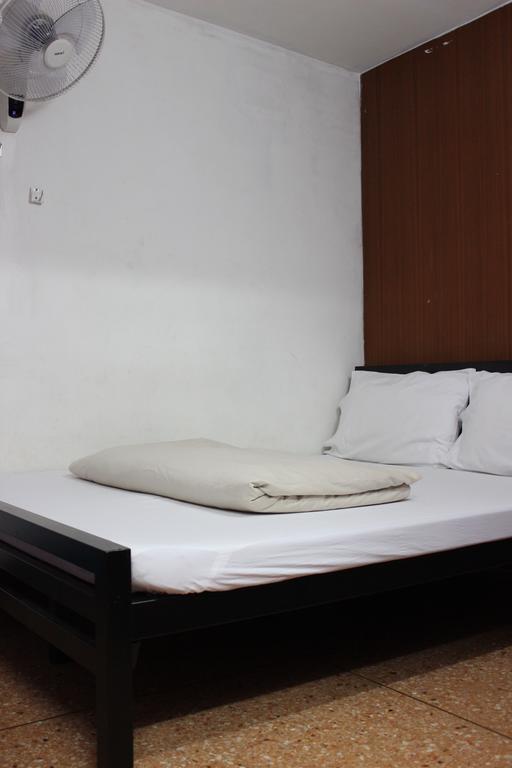 Home Hug Hostel (Adults Only) Bangkok Esterno foto