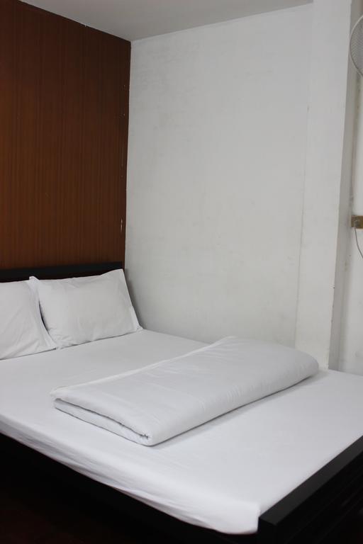 Home Hug Hostel (Adults Only) Bangkok Esterno foto